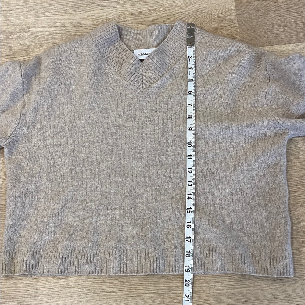 Weekday Reese Beige V-Neck Cropped Sweater Minimalist Knit - Picture 9 of 10